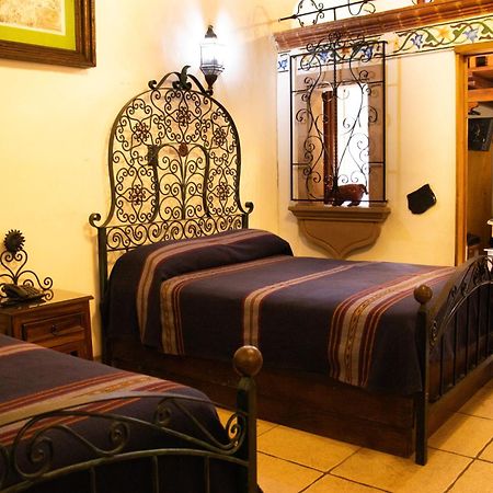 Hotel Los Escudos Pátzcuaro Екстериор снимка