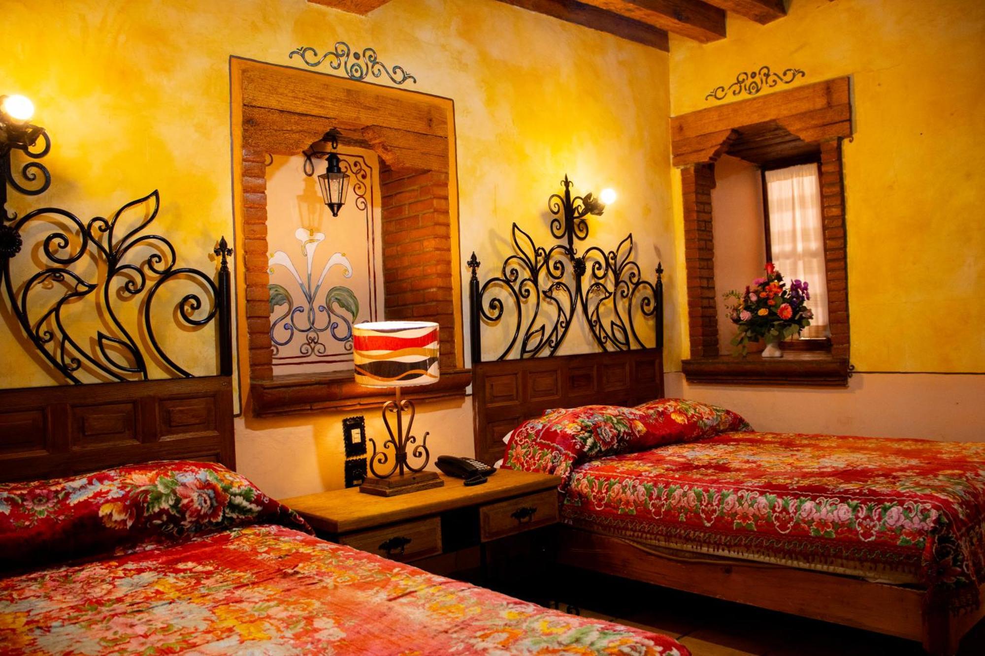 Hotel Los Escudos Pátzcuaro Екстериор снимка